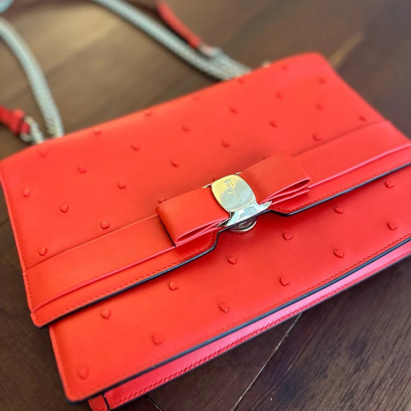 Ferragamo Vara Hearts Shoulder Bag in Candy Apple Red RARE - Picture 3 of 16